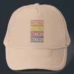 Retro Classic 90s färgstark text - hatt Keps<br><div class="desc">Bygg upp 90-talets feta och pulserande anda med den här klassiska reflexen som innehåller färgstark 90-talsininspirerad text. Som tillbehör till perfekten för alla som kärlek på 1990-talets fet stil och energi kommer den att ge vintagen en liten fläkt till alla utrustningar. Vare sig du är ute med vänner eller njuter...</div>