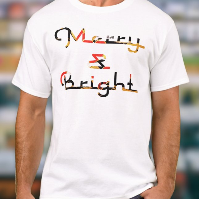 Retro Cool Typografi Glad & Ljuvlig Jul T Shirt (A men's Christmas t-shirt with 'Merry & Bright' words in a colorful retro style)