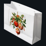 Retro Coola Julgran Dekorationer<br><div class="desc">Giftväska med illustration av vintage stil. Tre röda jultomter omgivna av grönt och bär. Snyggtens återutformning.</div>