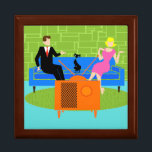 Retro Couple med Cat Wooden Jewelry Keepsakbox Minnesask<br><div class="desc">Det här Retro-paret med den judiska nyckelrutan Cat Wooden har ett par tecknader som försöker bli mysiga medan de tittar på tv på ett modernt, blått soffa i mitten av århundradet. Katten har dock andra idéer. På ena sidan av soffa finns det en stilig man i ett svart kostym med...</div>