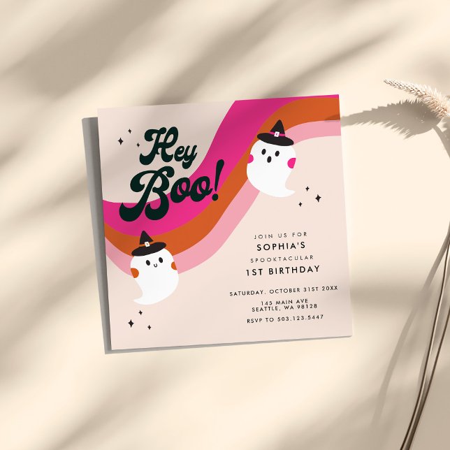 Retro Cute Spöke Hey Boo 1-årsfest Inbjudningar (A groovy retro cute ghost square invitation for a child's 1st birthday party)