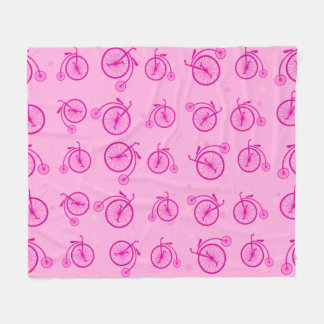 Retro cykelmönster på rosa bakgrund fleecefilt