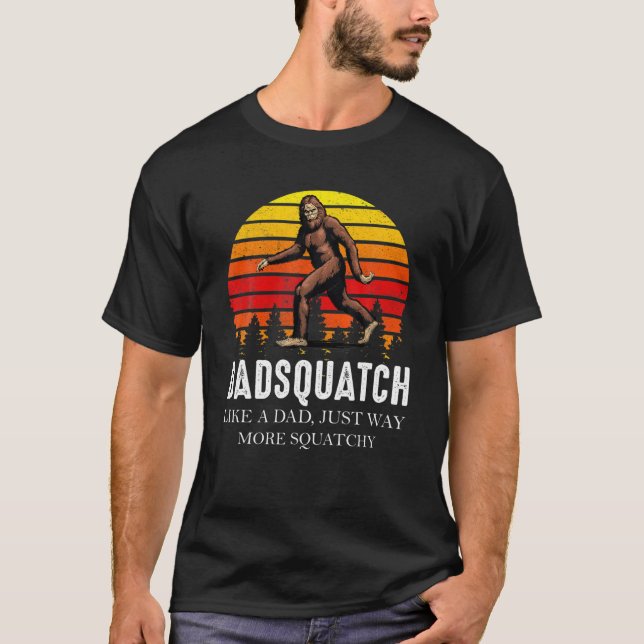 Retro Dadsquatch Bigfoot Squatchy Sasquatch T Shirt (Framsida)