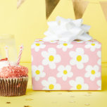 Retro Daisy Blommigt och persiko Presentpapper<br><div class="desc">Den här blommigten för återinjicering av daisy med pappra detaljer har en vit daisy mönster på en rosa persikobakgrund och skulle vara perfekt för en kvinnas födelsedag eller en Baby i Bloom-flickans babydusch. Har en söt, visuell, handritad daisy på en solid bakgrund. Utformningen är modern och färglös och skulle vara...</div>