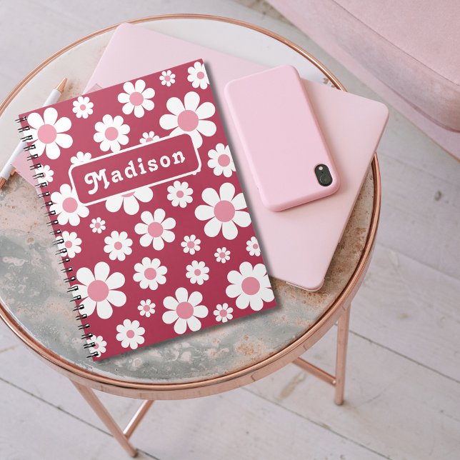 Retro Daisy Mönster add Namn Anteckningsbok (Retro daisy pattern pink groovy typography custom name notebook for her)