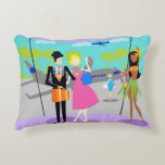 Retro - dekorfärg för tropisk ventilation prydnadskudde<br><div class="desc">Den här Retro Tropical Vacation Accent Pillow har en minimalistisk tecknad teckning av ett attraktivt par som tar resan av en livstid! Den moderna scenen i mitten av århundradet är upplagd på en tropisk flygplats. Mr och Mrs Tourist lägger fram glasväggar framför golv. När allt kommer omkring vill de dokumentera...</div>