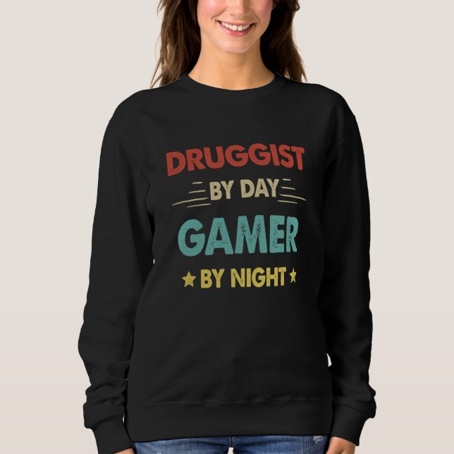Retro Druggist By Day Gamer By Night T Shirt (Framsida)