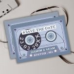Retro Dusty Blue Cassette Tape Bröllop Spara Datumet<br><div class="desc">Retro Dusty Blue Cassette Tape Bröllop spara datum Cards - Groovy Vintage Vibes för din Speciella dag. Flytta tillbaka gästerna i tid med våra unika spara-till-datum-kort för bröllop med en djärv dammig blå, baby blue kassettbandskonstruktion. Bygg upp det grovaste av 70-, 90- och 60-talen, eftersom dessa kort utan problem blandar...</div>