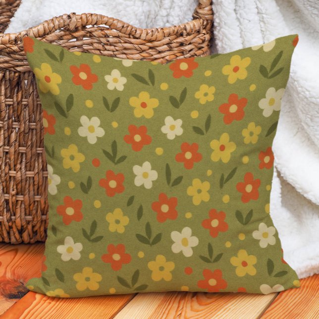 Retro Earth Tone Olive Orange Guld Blommigt Kudde (Retro floral pillow with orange, olive green, mustard yellow, and cream-colored flowers)