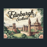 Retro Edinburgh-vyer Vykort<br><div class="desc">I detta vykort i vintage visas den historiska charmen Edinburgh i Skottland,  med dess medeltida gator,  slottskylin och mistgiga backe. Designat i varma reflexer är det en perfekt som är viktig för älskare av skotskt arv,  gammal skönhet och tidlösa reseminnen.</div>