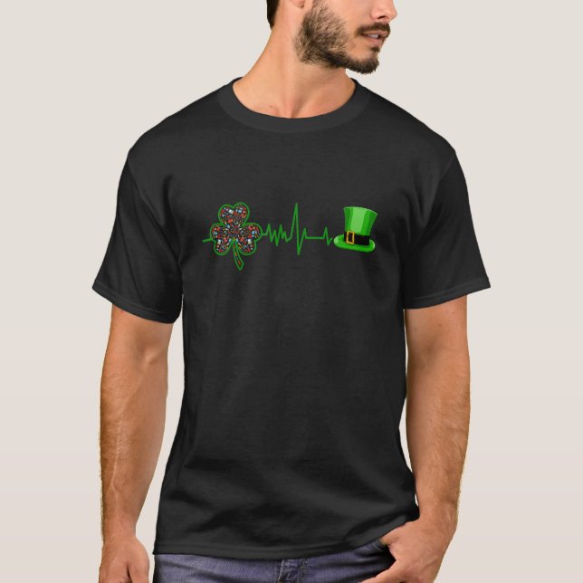 Retro Electrician Hat Shamrock Heartslag St. Patri T Shirt (Framsida)
