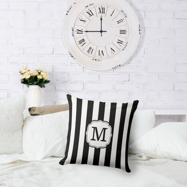 Retro Elegant Personalized Stripe Throw Pillows Kudde (Retro elegant black and white stripe pillow)