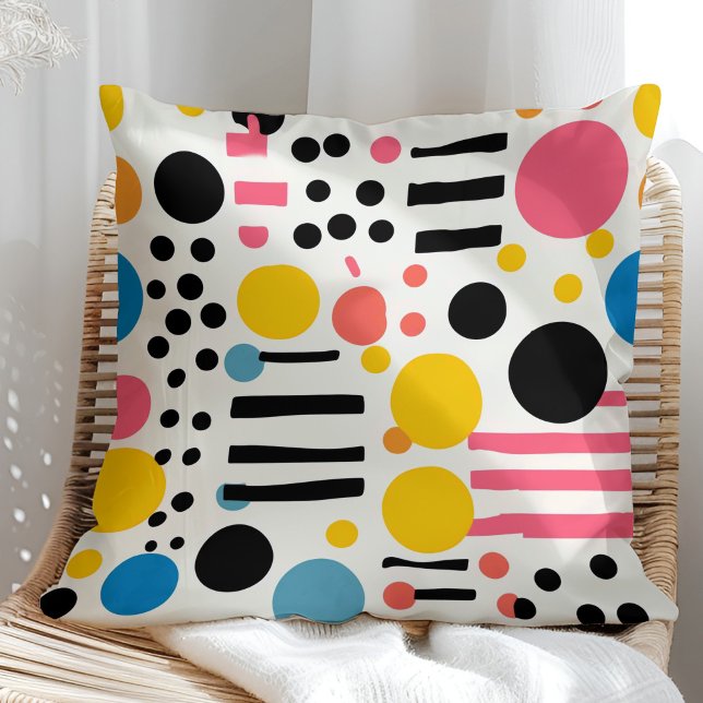 Retro-elektrofärgade punkter och Linjer Kudde (Retro Eclectic Colorful Dots and Lines Throw Pillow in a sunny rattan armchair)