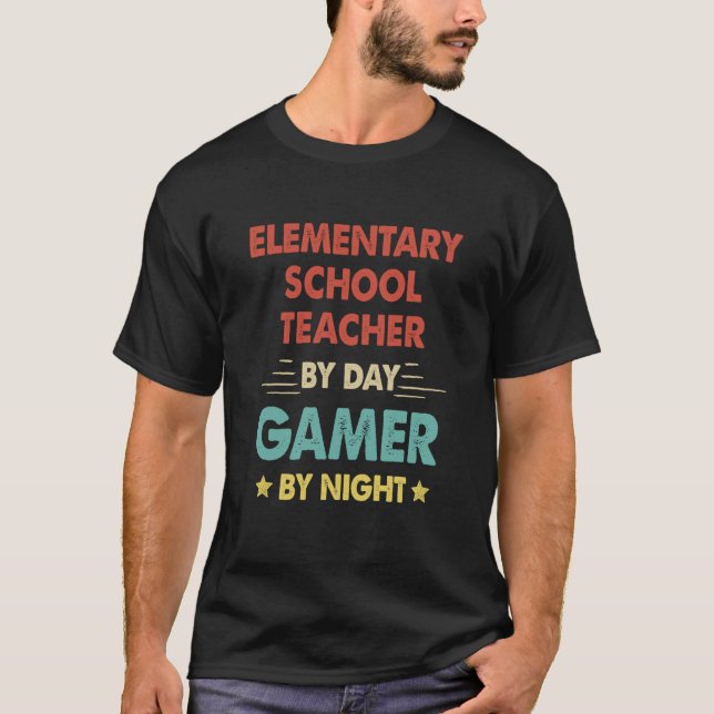 Retro Elementary School Teacher By Day Gamer By Ni T Shirt (Framsida)