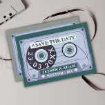 Retro Emerald Grönt Cassette Tape Bröllop Spara Datumet<br><div class="desc">Retro Emerald Grönt Cassette Tape Bröllop spara datum Cards - Groovy Vintage Vibes för din Speciella dag. Ta med dina gäster i tid med våra unika spara-till-datum-kort för bröllop med en djärv grönt, mörk grönt kassettbandskonstruktion. Bygg upp det grovaste av 70-, 90- och 60-talen, eftersom dessa kort utan problem blandar...</div>