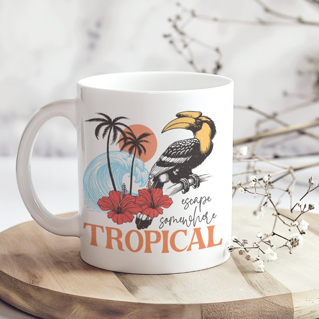 Retro "Escape nånstans Tropical"-kaffe Mugg (Retro "Escape Somewhere Tropical" Coffee Mug on a sunny boho wooden kitchen table.)