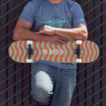 retro-estetisk trippy vågigt rand personlig mini skateboard bräda 18,5 cm<br><div class="desc">trippel trendig vågigt skateboard rand mönster i blått och rött, för han eller hon är din personlig namn i en fet funky och grym tryckt skrift. Coola, trippel, trendig, roligt, slående design med en modern contemporary, estetisk och vintage psykedelisk påverkan från 60 och 70-talet. Få den exakta utformningen för en...</div>