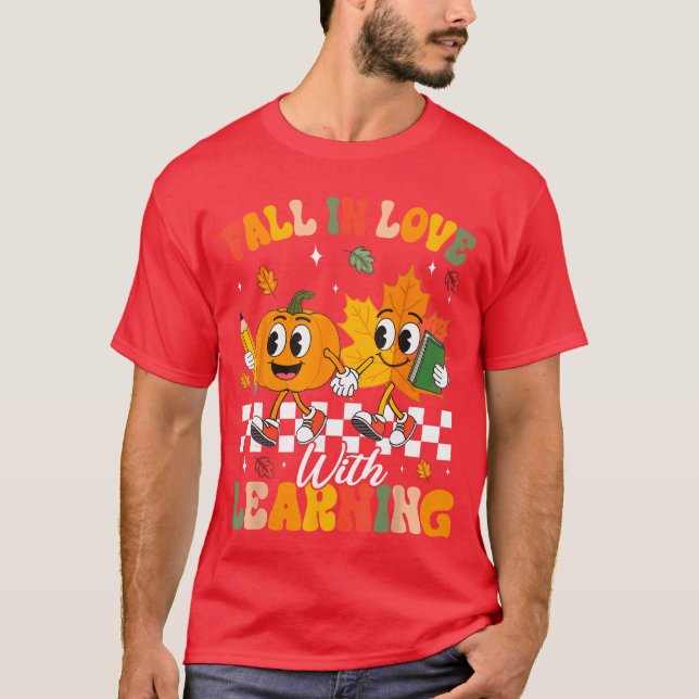 Retro Fall in Love with Learning Autumn Leaf Pumpk T Shirt (Framsida)