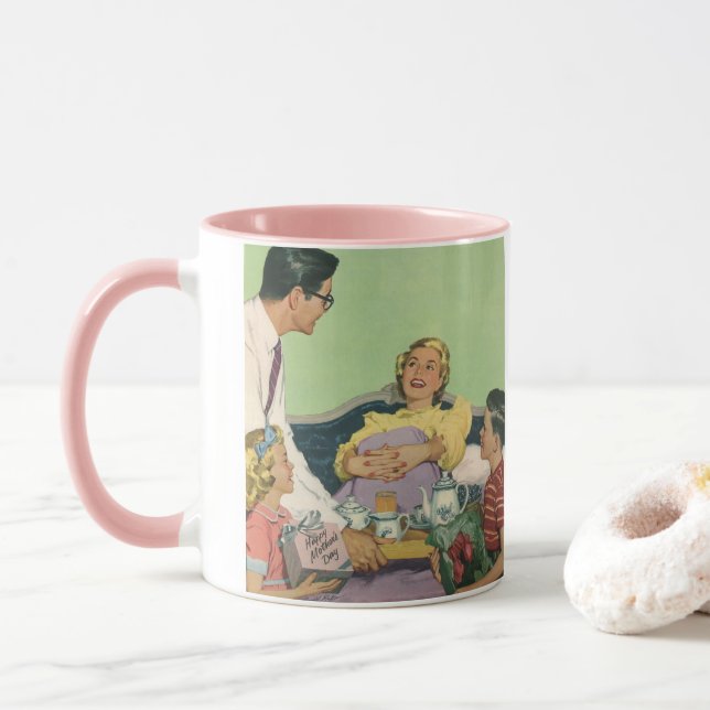 Retro familjen serverar mamma frukost i sängen mugg (Med munk)