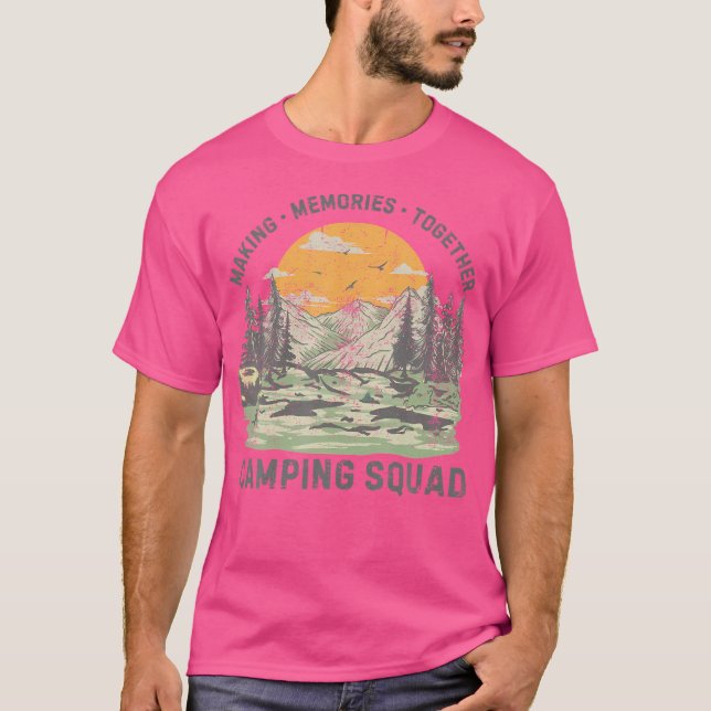 Retro Family Camping Crew Est 2025 Camper Camp Cam T Shirt (Framsida)