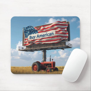 Retro farmtraktor under en patriotisk reklamskylt musmatta