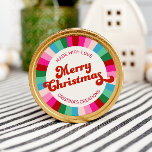 Retro Festive Rosa Christmast Made ade with Kärlek Runt Klistermärke<br><div class="desc">Ljus, festiv regnbåge rand med ett retrotypsnitt lägger till perfektens beröring till alla dina gåvor! Underbaren för en rosa julfest är till för väskor, Helgdag och mycket annat. Anpassa eller redigera ytterligare genom att klicka på länken "anpassa ytterligare" och använda designen verktyg om du vill ändra mallen. Behöver du hjälp...</div>