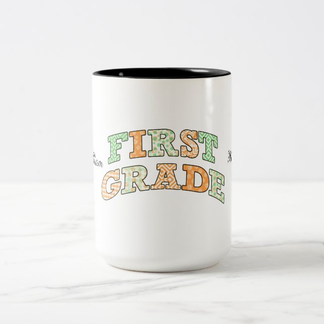 Retro First Grade Back to School Typography Två-Tonad Mugg (Center)