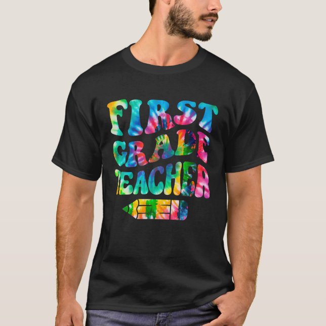 Retro First Klass Lacher Tie Dye Funny 1st Klass T Shirt (Framsida)