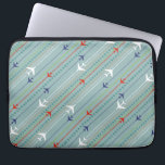 Retro-flygplan Mönster Laptop sleeve<br><div class="desc">Sätt fast säkerhetsbältet. Detta Retro-flygplan Mönster Laptop sleeve är redo för start. Konstruktionen har linjer av röda, royal blå och vita, moderna flygplan i mitten av århundradet som flyger över en stålblå bakgrund. Tunn rand av orange, kalkgrönt och grått, liksom linjer av tealpunkter, tillför intresse till detta visuella biet i...</div>