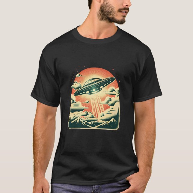 Retro Flying Saucer UFO Over Mountains Pulp Pop St T Shirt (Framsida)