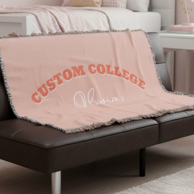 Retro Fold Anpassningsbar College Namn Blanket Filt (Stay cozy in your college dorm with this Orange Retro Bold Custom College Name Blanket!)