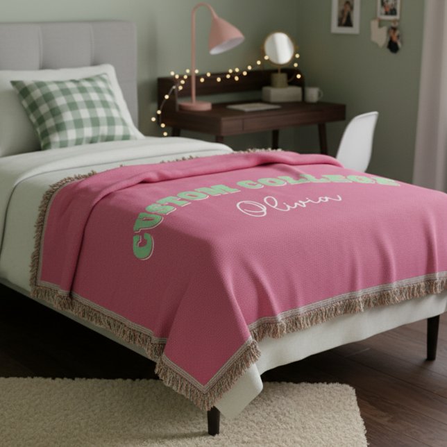 Retro Fold Anpassningsbar College Namn Blanket Filt (Stay cozy in your college dorm with this Pink Retro Bold Custom College Name Blanket!)