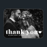 Retro Fold Typography Photo Bröllop Tack Magnet<br><div class="desc">Gratulerar till kärlek och visa tacksamhet med anpassadets fotot bröllop tack till er magnet! Denna unika keepy är en perfekt för att påminna dina kära om din speciella dag samtidigt som du uttrycker ditt innerliga tack på ett minnesvärt sätt. Den har återformig typografi och hjärtövertäckning. Anpassa den genom att lägga...</div>