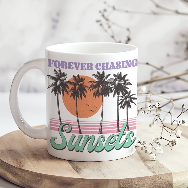 Retro ’Forever Chasing Sunsets’ Kaffemugg (Retro "Forever Chasing Sunsets" Coffee Mug on a boho wooden kitchen table.)