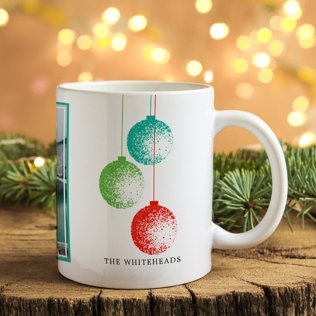 Retro-foto för ornament kaffemugg (Retro ornament Holiday Christmas mug with green teal and red design with monogram..)