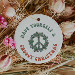 Retro-Fredsteckenet har en groovisk jul Julgransprydnad Keramik<br><div class="desc">Den här julprydnaden har en glad andedräkt som formas som ett fredstecken och en roligt med texten "ha dig själv en groovy jul". Den här prydnaden är så festlig och roligt,  ett unikt tillägg till din helgdag-dekoration.</div>