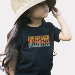 Retro Funny 3rd Birthday T-Shirt<br><div class="desc">Hon är ung vild och tre och kommer att se fantastisk i den här småbarn-skjortan för sin 3-årsdag. Underbar presentfödelsedag till bäran under och efter party. Rolig tröja med ord "tretagaren".</div>