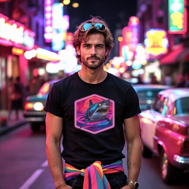 Retro Futuristiska Shark Attack T Shirt (Skapare uppladdad)