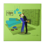 Retro Gay Couple i Kärlek Kakelplatta<br><div class="desc">Detta Retro Gay Couple i Kärlek   Tiledesign är perfektens blandning av passion och kitsch. 1960-talets stil, minimalistisk konstdesign, har ett attraktivt homosexuella par som kysses i mitten i det där hemmet med oklanderligt dekorerad tidskapsel. Ljuset, den gröna tegelstenen, är en stämning för de välodlade herrarna, eftersom vändbordet spelar en...</div>