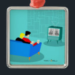 Retro Gay Couple tittar på TV Ceramic Ornament<br><div class="desc">Det här Retro Gay-exemplet tittar på TV-designen är helt enkelt fantastiskt! 1960-talets minimalistiska konsthantverk i stil har ett mysigt pars baksida och klipper deras favoritprogram för svart och vit television. Det sofistikerade,  turkos- och tealrummet har en framskjuten vägg. Den välklädda manar håller martinis. Skål för perfekten kväll!</div>