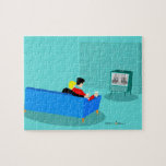 Retro Gay Couple tittar på TV Puzzle Pussel<br><div class="desc">Det här Retro Gay-exemplet tittar på TV-designen är helt enkelt fantastiskt! 1960-talets minimalistiska konsthistorik i stil har ett mysigt pars baksida och slår på deras favoritprogram för svart och vit television. Det sofistikerade,  turkos- och tealrummet har en framträdande vägg. Den välklädda manar håller martinis. Skål för perfekten kväll!</div>