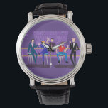 Retro Gay Pub Watch Armbandsur<br><div class="desc">Den här Retro Gay Pub Watch-designen är lila, kitschy och helt fantastisk! Sitta i mitten av århundradet har moderna barstooler, dricker sin roligt, rosa drycker, dessa dapperherrar har en gay-tid. Den rosa bartenen har redan vunnit nästa runda. Ljushetterna från atomvätska i flaskor går längs väggen och ljusfixturen i vintage 1960...</div>