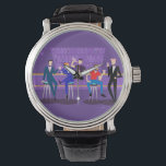 Retro Gay Pub Watch Armbandsur<br><div class="desc">Den här Retro Gay Pub Watch-designen är lila, kitschy och helt fantastisk! Sitta i mitten av århundradet har moderna barstooler, dricker sin roligt, rosa drycker, dessa dapperherrar har en gay-tid. Den rosa bartenen har redan vunnit nästa runda. Ljushetterna från atomvätska i flaskor går längs väggen och ljusfixturen i vintage 1960...</div>