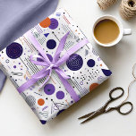 Retro Geometric Abstrakt Pat3 Lila Orange ID1067 Presentpapper<br><div class="desc">Bygg upp den charm som finns i det moderna stil i mitten av århundradet med denna Memphis-inspirerade geometriska abstrakta utformning. Med en färgfull palett med lila, orange och marinblå former på en skarp vit bakgrund fångar den här presentfiguren mönster det feta men raffinerade estetiska elementet i den koniska designrörelsen. De...</div>
