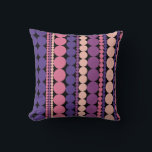 Retro Geometric Doted Rand Kudde<br><div class="desc">En snyggt-retrogeometriskt mönster med lodrät prickat rand i skuggor av lila,  rosa och beige. Den här sömlösa designen blandar vintagens estetik med modern minimalism,  perfekt för att lägga till ett fet och trendig till din hemdekanter. Perfekt för dem som skriver ut abstrakt,  funky och grafik från kärlek.</div>