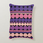 Retro Geometric Doted Rand Prydnadskudde<br><div class="desc">En snyggt-retrogeometriskt mönster med lodrät prickat rand i skuggor av lila,  rosa och beige. Den här sömlösa designen blandar vintagens estetik med modern minimalism,  perfekt för att lägga till ett fet och trendig till din hemdekanter. Perfekt för dem som skriver ut abstrakt,  funky och grafik från kärlek.</div>