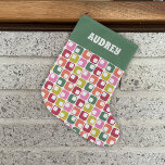 Retro Geometric Print 1970s-Personlig Stor Julstrumpa<br><div class="desc">Lägg till lite glädje i julklapparna med den här mönstrade djurtätheten med ett enkelt geometriskt mönster i en färg-palett på 1970-talet med rött,  kalkgrönt,  orange,  rosa och grönt mot en vit bakgrund. Ditt namn visas överst i den stil-vita texten mot gröntens bakgrund.</div>
