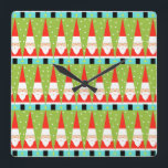 Retro Geometric Santa Square Wall Clock Fyrkantig Klocka<br><div class="desc">Hur du än ser på det så är Retro Geometric Santa Square Wall Clock ren helgdag stollig! Det är rader av Santas. Nej, det är rader om Julgranar. Nej, det är rader av Santas formade som Julgranar och rader av fjällande grönt Julgranar med vitt polka dots. Det är kitschy. Den...</div>