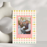 Retro Geometriska Pastellstjärnor Rosa Familjefoto Julkort<br><div class="desc">Fira säsongen med detta charmiga Vintage Geometriska Pastellcirklar Familj Julkort. Med en lekfull retroinspirerad bakgrund med mjuka pastellcirklar i nyanser av rosa, vitt och guld, ramas detta kort runt ditt familjefoto i en vacker modern men ändå nostalgisk stil. Perfekt för att dela varma julhälsningar, ger denna design en unik touch...</div>