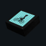 Retro Girl Cyclist Silhouette Minnesask<br><div class="desc">En söt reflexbild. En silhuett av en kvinna i en ponytail som bär en klänning och cyklar. Bakgrunden är en turkosa blå stripe mönster med alternerande ljus och mörk.</div>